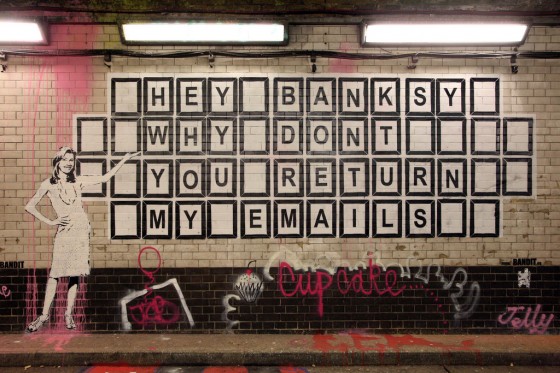 Stencil-graffiti met vraag waarom email niet wordt beantwoord.